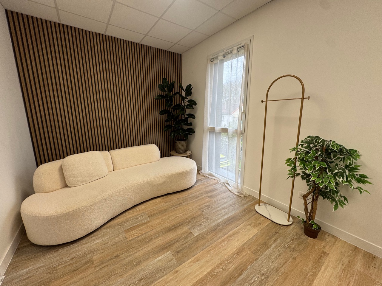 Pièce claire avec canapé, plantes et parquet clair